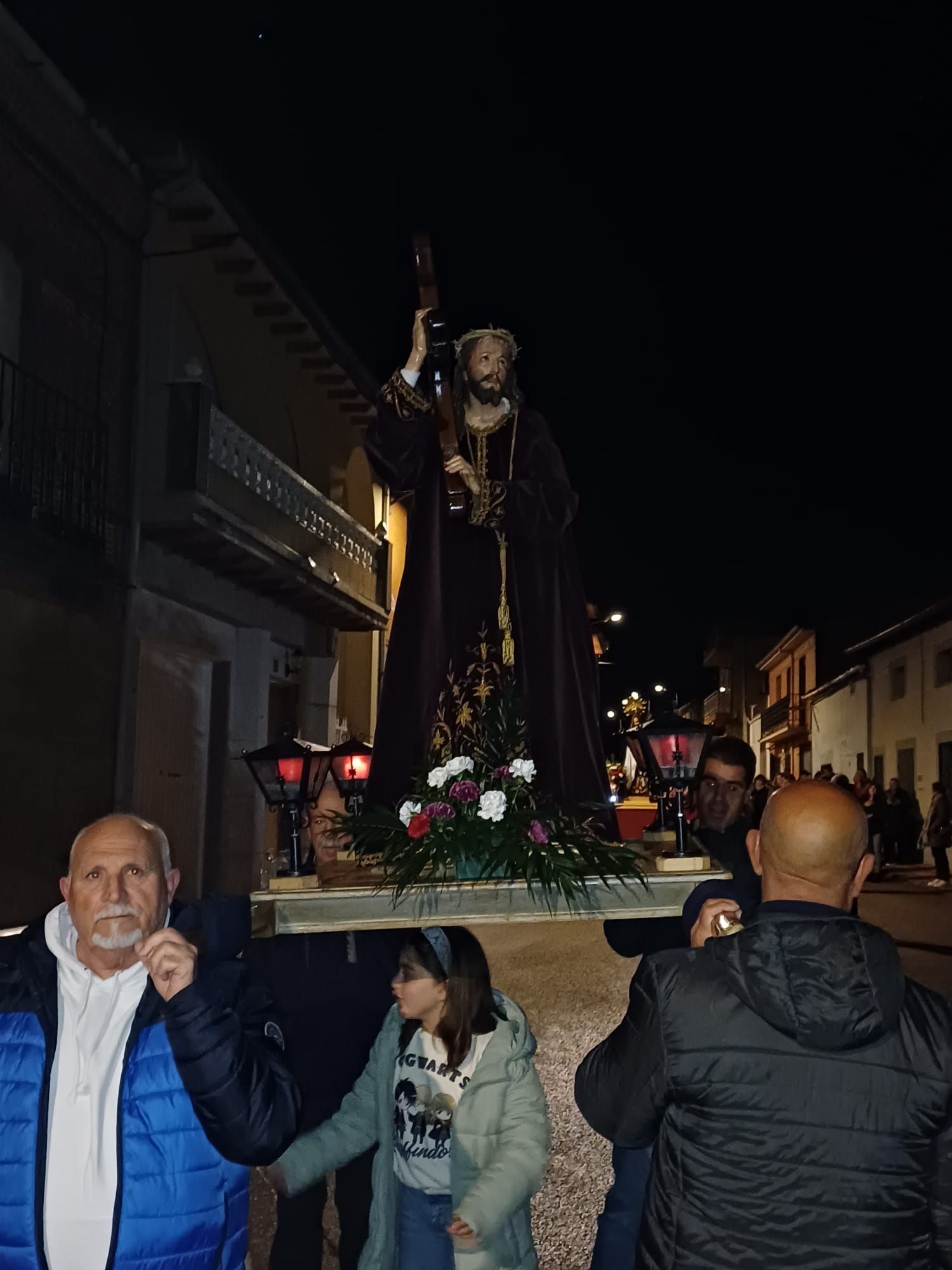 GALERÍA | Jesús Nazareno y la Virgen de los Dolores procesionan en Villaescusa