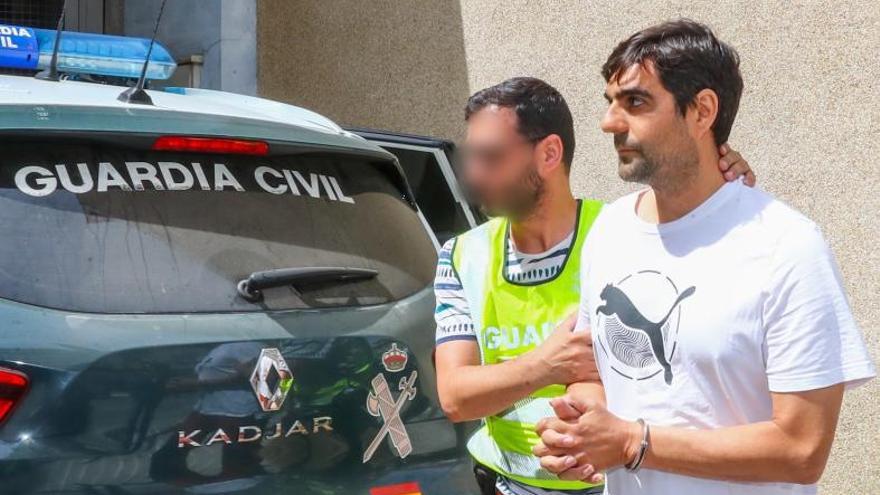 El individuo compareció a cara descubierta en el juzgado de Cambados. |   // IÑAKI ABELLA