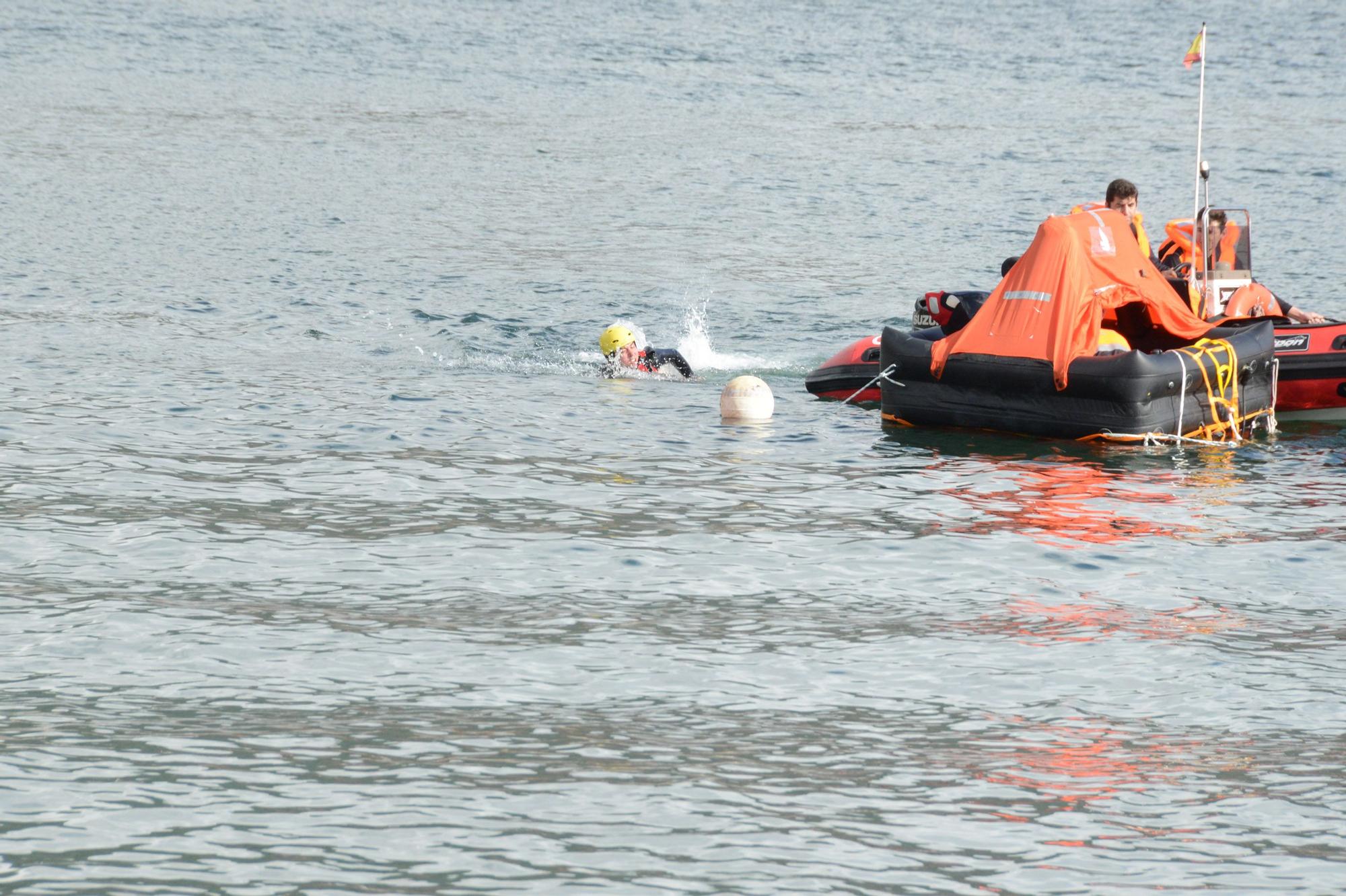 Escenas del simulacro de rescate frente a Moaña.