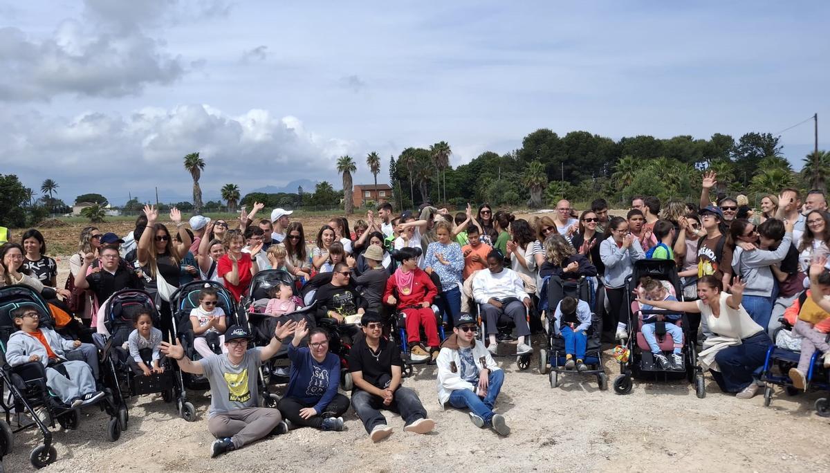 La comunidad educativa, en el terreno donde han comenzado las obras del nuevo colegio