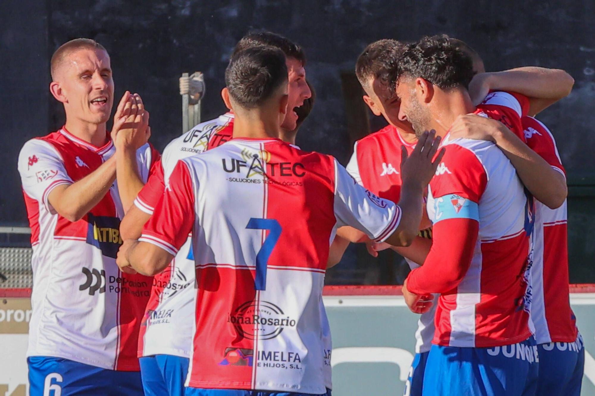 Las imágenes de la contundente victoria del Arosa al Barbadás (3-0)