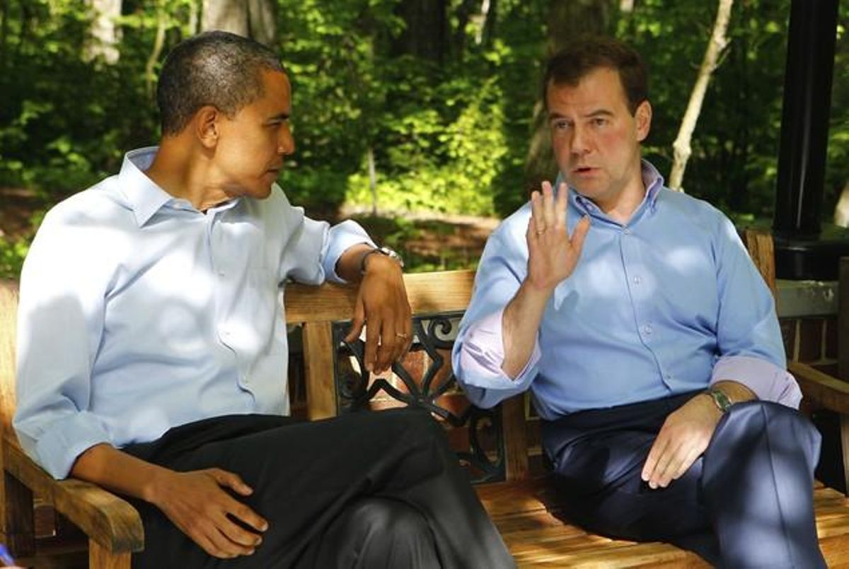 El primer ministre rus, Dmitri Medvédev (dreta) manté una trobada bilateral amb el president nord-americà, Barack Obama, als exteriors de Camp David.