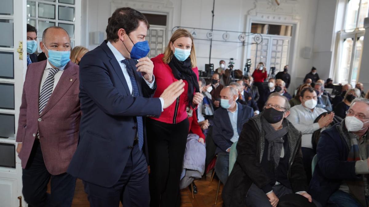 El presidente de la Junta, Alfonso Fernández Mañueco, saluda a los asistentes al acto.