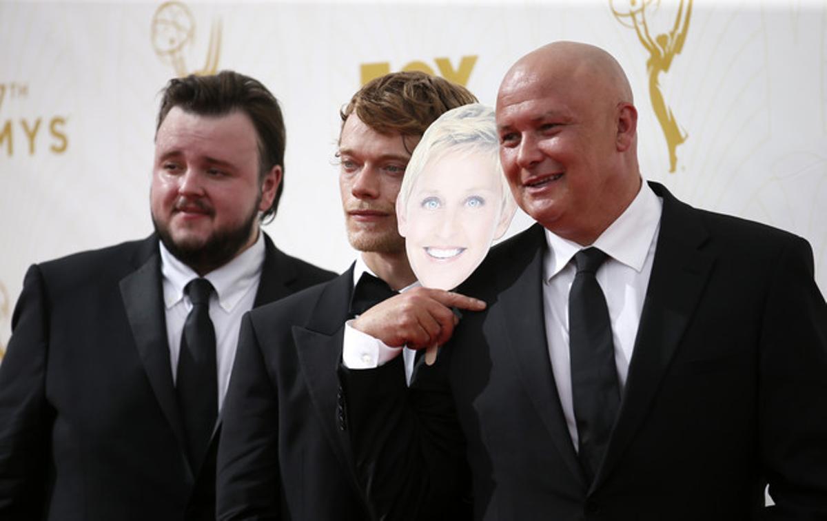 John Bradley-West, Alfie Allen y Conleth Hill con una careta de Ellen DeGeneres.