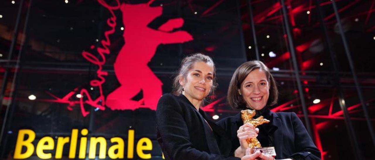 La productora María Zamora junto a Carla Simón, cineasta ganadora del Oso de Oro del Festival de Cine de Berlín. | EFE