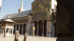 Militares rusas se toman fotografías frente a la Gran Mezquita de Damasco.