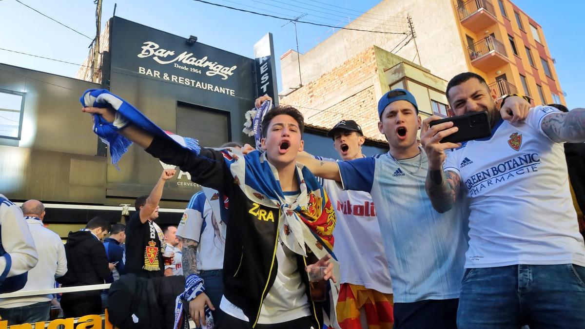 Unos aficionados del Real Zaragoza, en los exteriores de La Cerámica el pasado sábado.