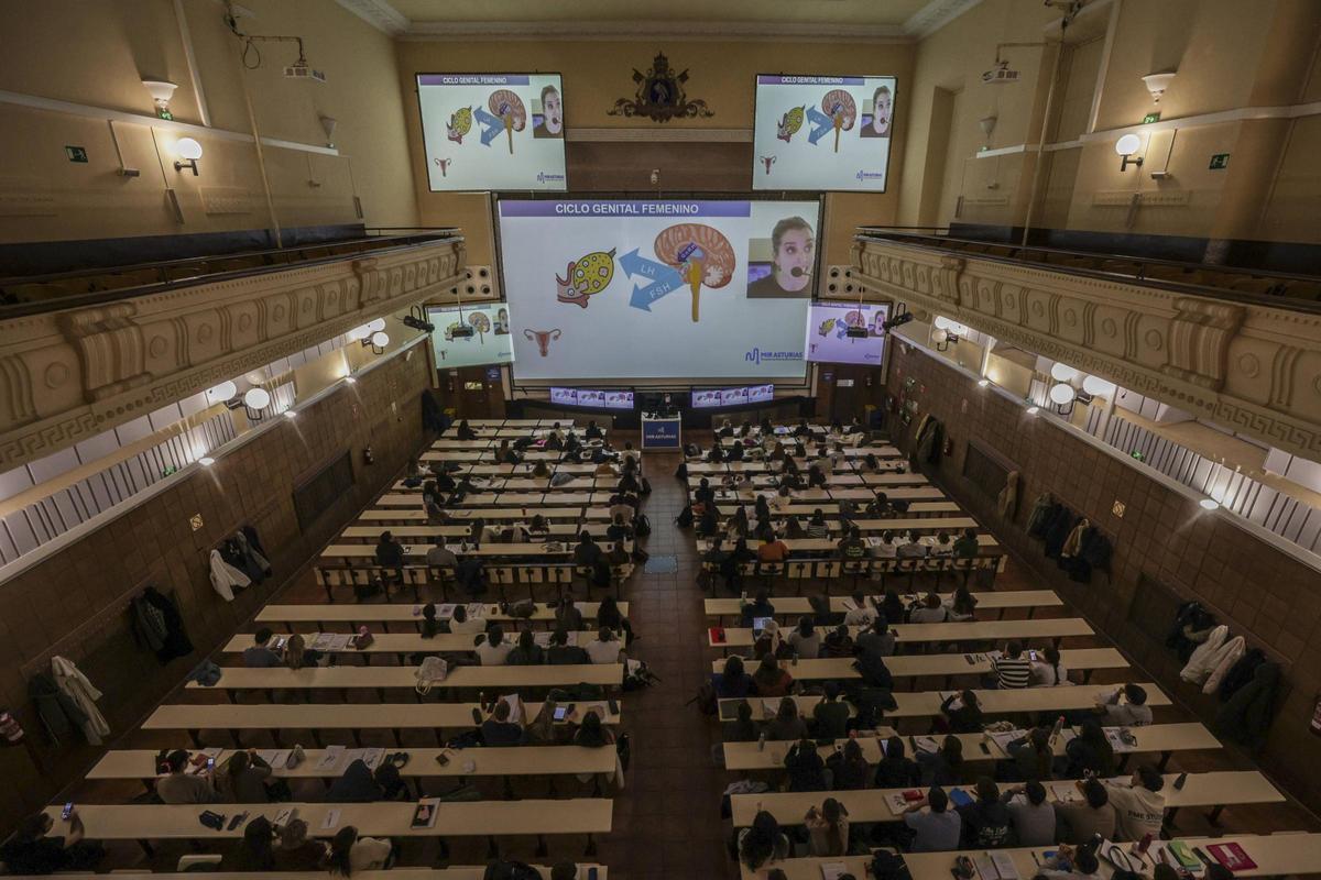 Una de las últimas sesiones del pasado curso en la Academia MIR de Oviedo, días antes del examen del 24 de enero.