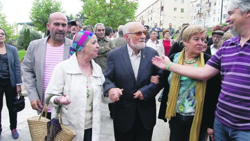 Ángel Calleja lee la inscripción al homenajeado.