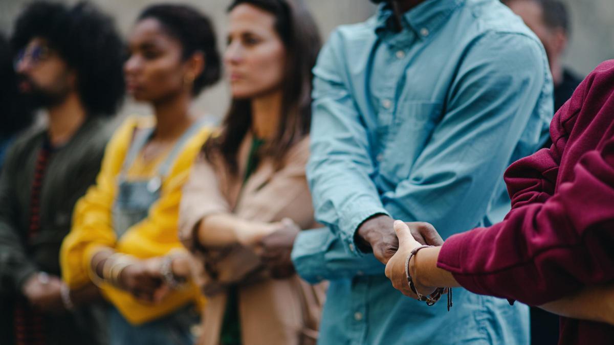 Varias personas se cogen de la mano
