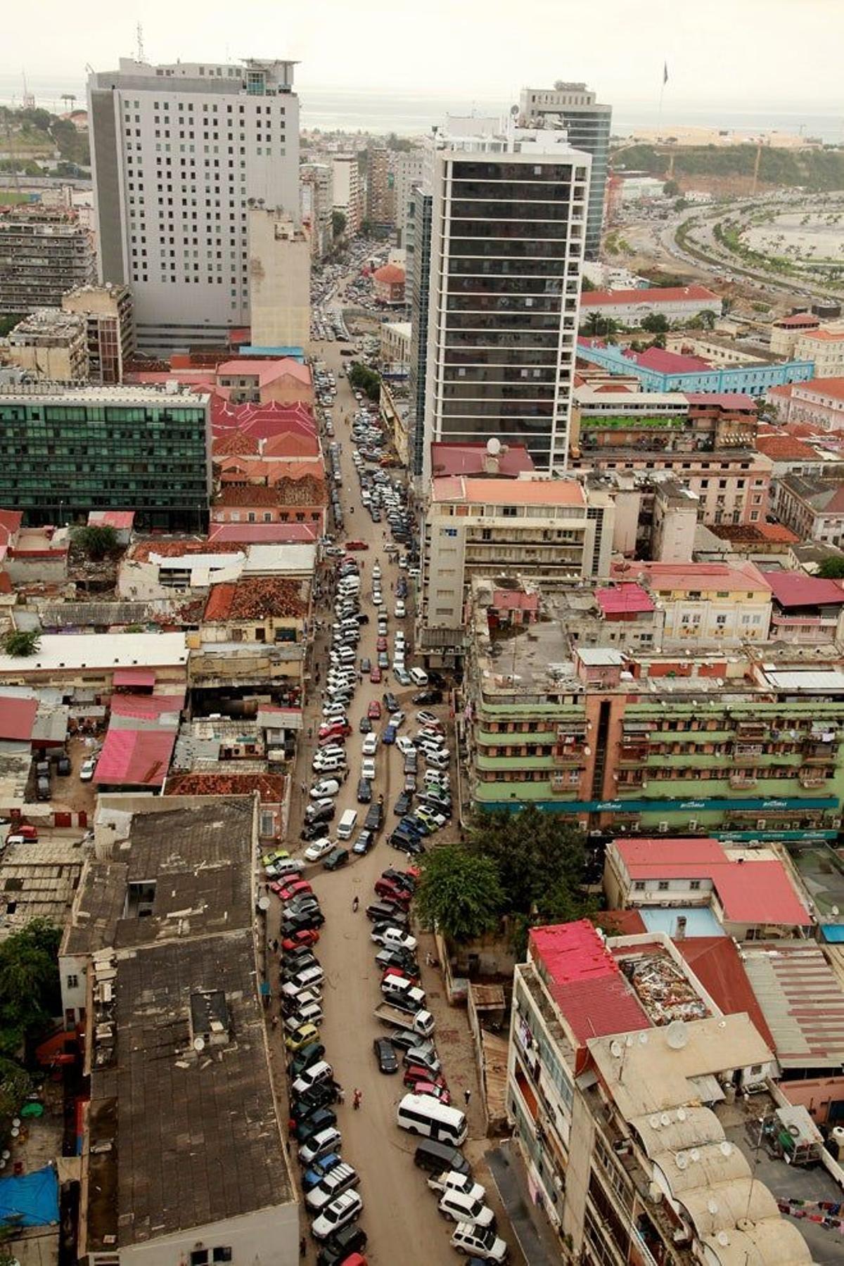 Las calles de Luanda están atestadas por vehículos.