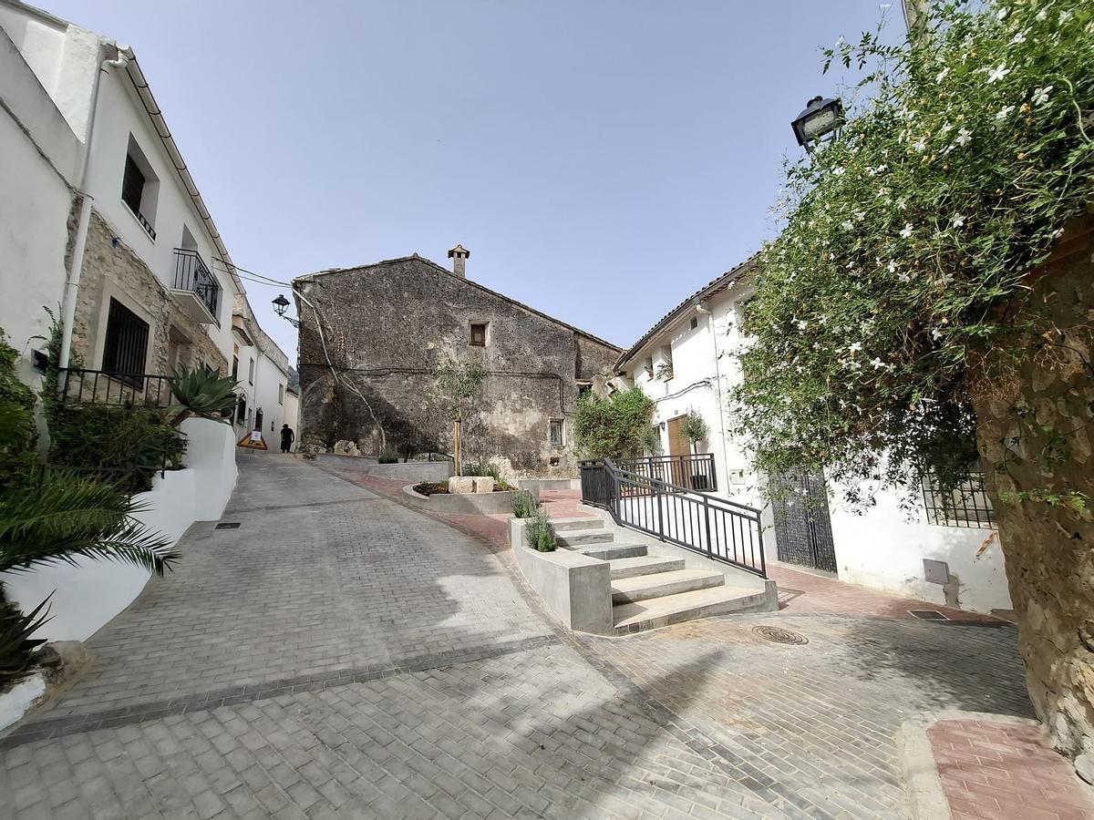 Otra perspectiva de la Plaça de Baix de Benirrama