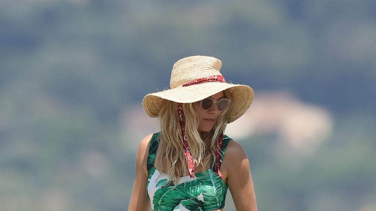 Sienna Miller con conjunto de Dolce&amp;Gabbana en Saint Tropez