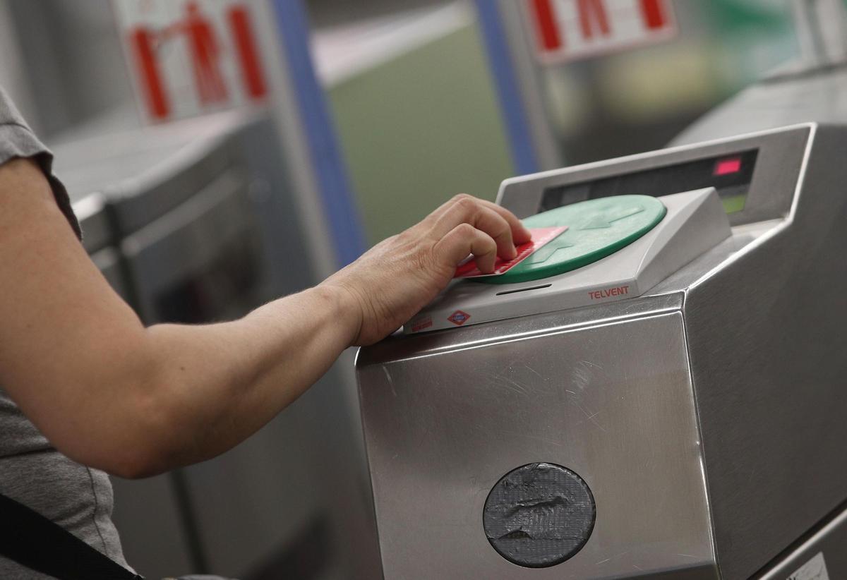 Archivo - Una persona pasa su billete en el torno del Metro Plaza de España, en Madrid (España), a 6 de julio de 2020. El Consorcio Regional de Transportes de Madrid (CRTM) abre este lunes el plazo para solicitar la compensación de los abonos anuales y me