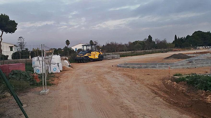 Las obras del aparcamiento de Son Espases y, al fondo, dos viviendas.