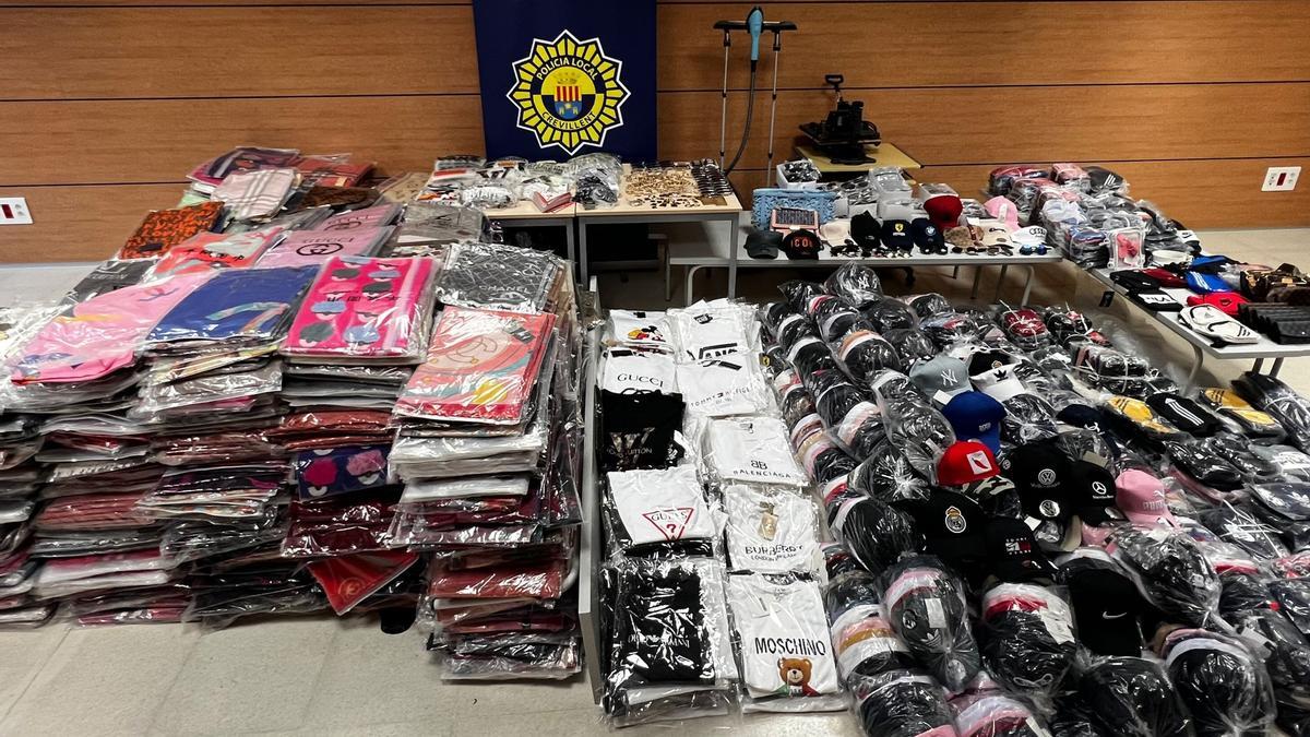 La Policía Local de Crevillent decomisa más de 7.000 bolsos y camisetas falsos en un polígono de Crevillent