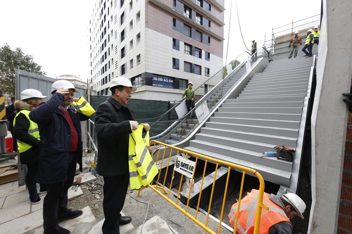 El alcalde, Abel Caballero, acompañado del entonces concejal, David Regades, durante el montaje de las escaleras mecánicas cubiertas en el futuro centro comercial de Pizarro