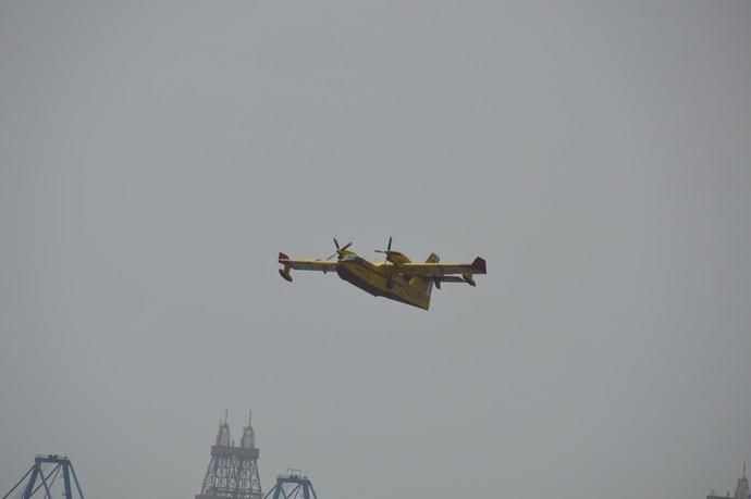 Los hidroaviones cargan agua en el Puerto de Las Palmas - Incendio Gran Canaria 2019