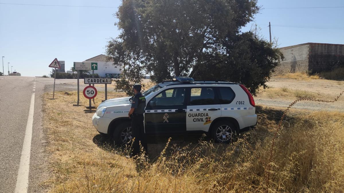 Una patrulla de la Guardia Civil a la entrada de Cardeña.