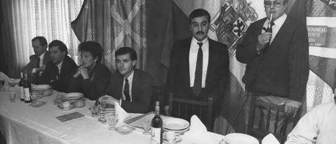 José Ramón García Saiz, segundo por la derecha, durante la presentación de las jornadas gastronómicas de Ribera en 1989.