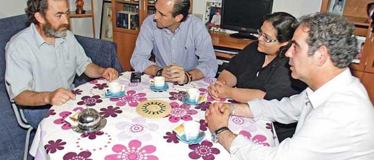 Manuel García y su esposa Natalia, en su casa, tomando café con Bauzá y el alcalde Jaume.