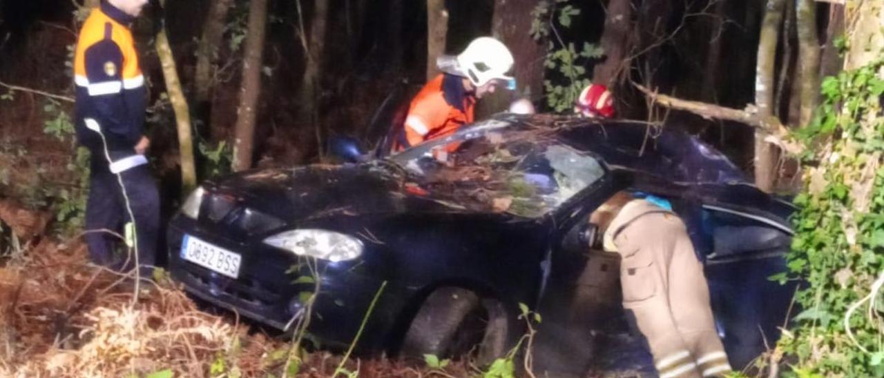 El vehículo siniestrado en Añobre se precipitó por un terraplén de 20 metros monte abajo.