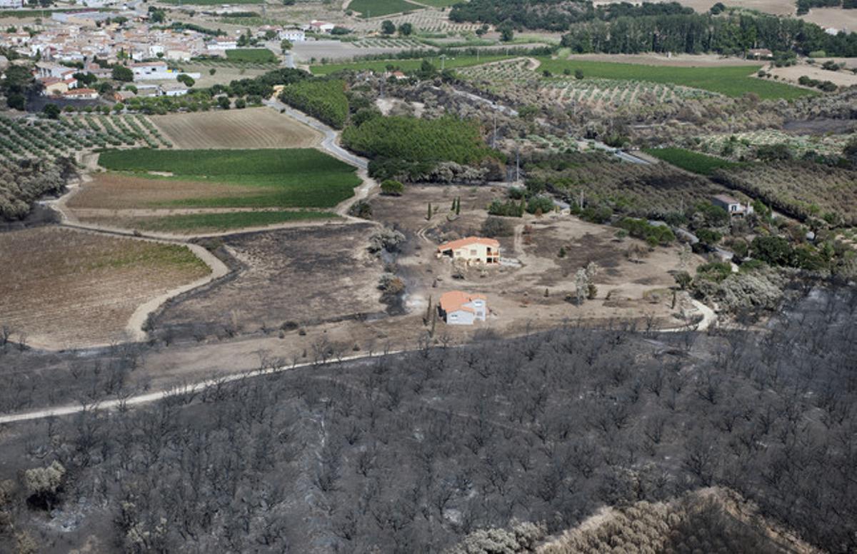 Cases aïllades molt pròximes al poble de Capmany (al fons)