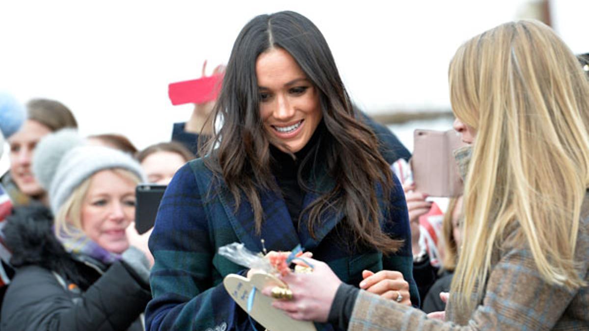 Detalle del abrigo de tartán de Meghan Markle firmado por Burberry