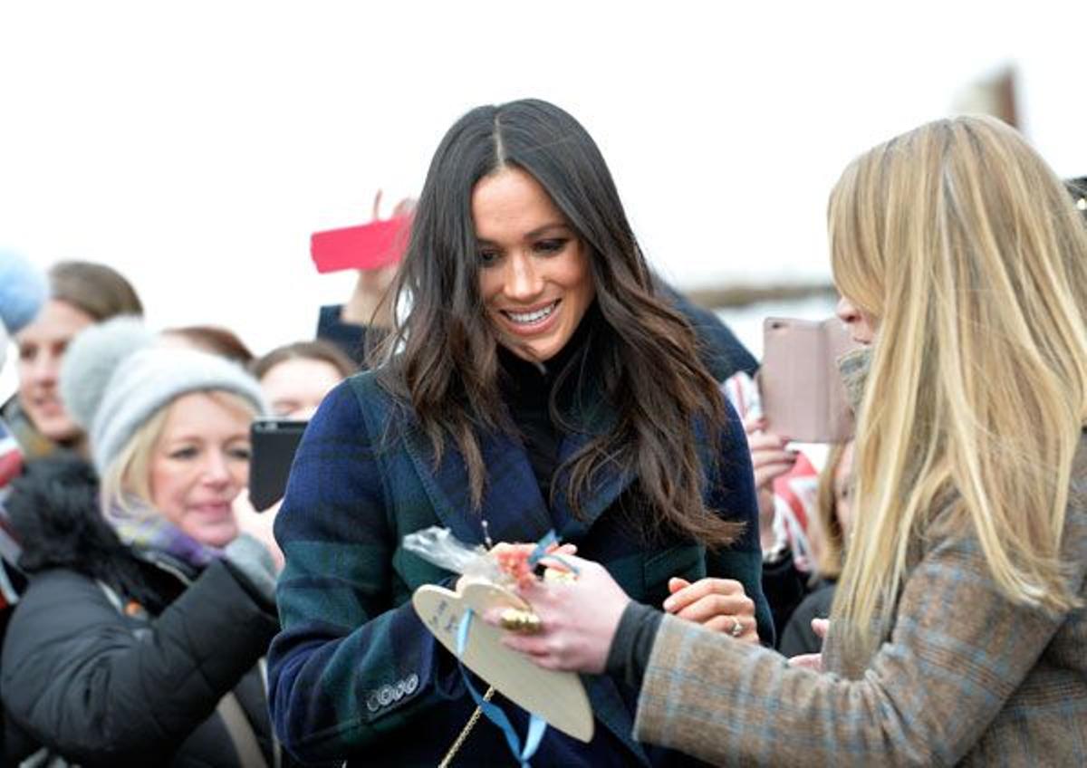 Detalle del abrigo de tartán de Meghan Markle firmado por Burberry