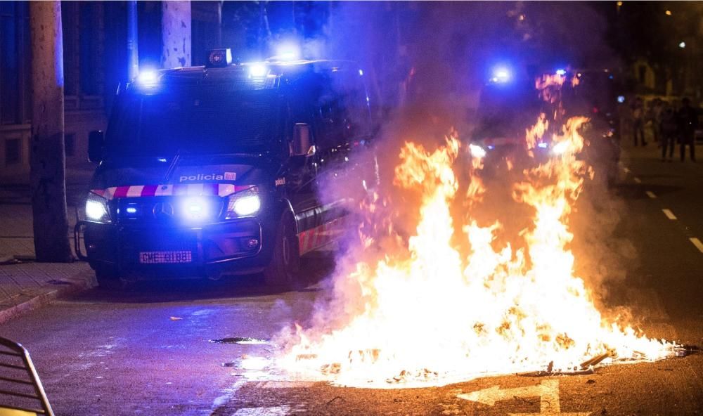 Carregues dels Mossos en el primer aniversari 1-O