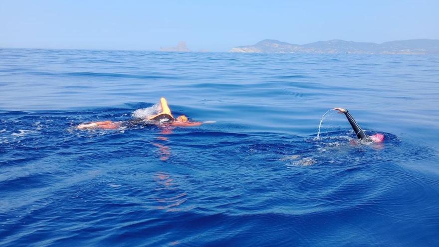 Los madrileños Eduardo Santos y Álvaro Gil nadan desde Formentera a Ibiza en tan solo 7.19 horas.