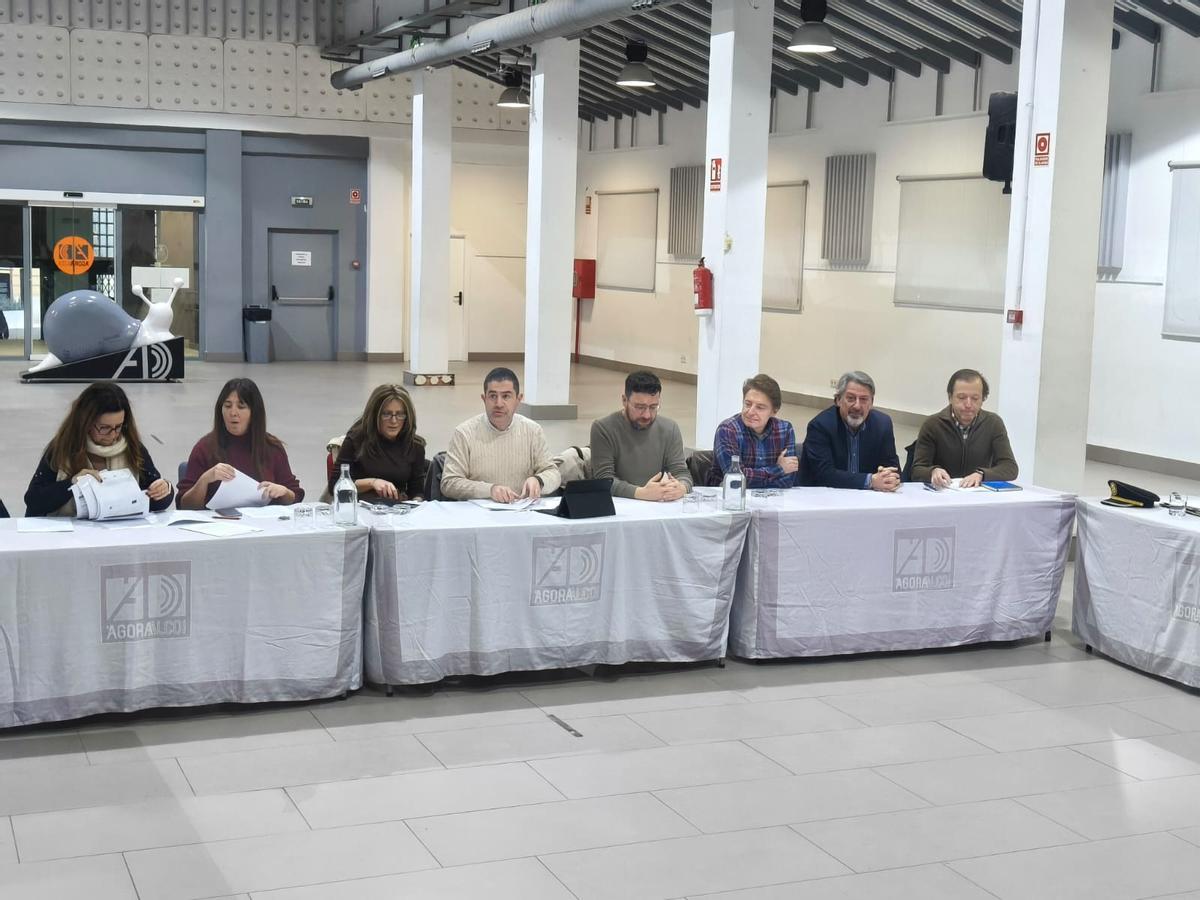 Reunión del Observatorio Municipal de Vivienda, con el alcalde en el centro