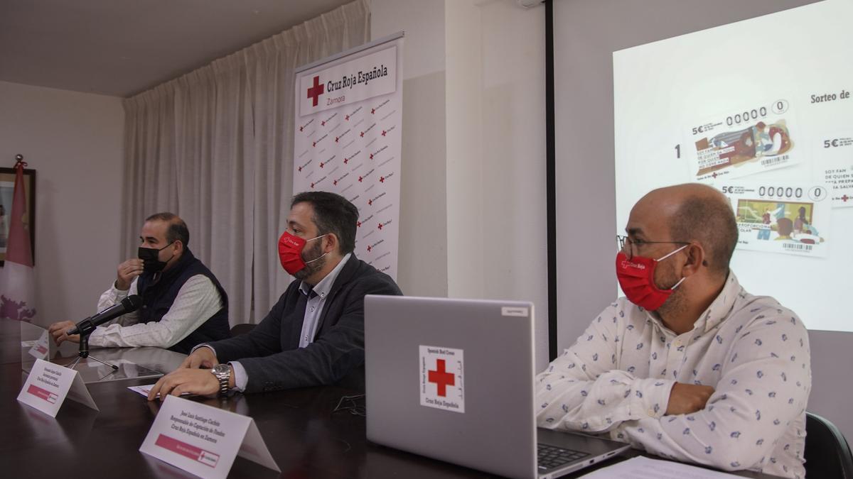 Desde la izquierda: Enrique Vega, Fernando López Cabello y José Luis Santiago en la presentación del Sorteo del Oro