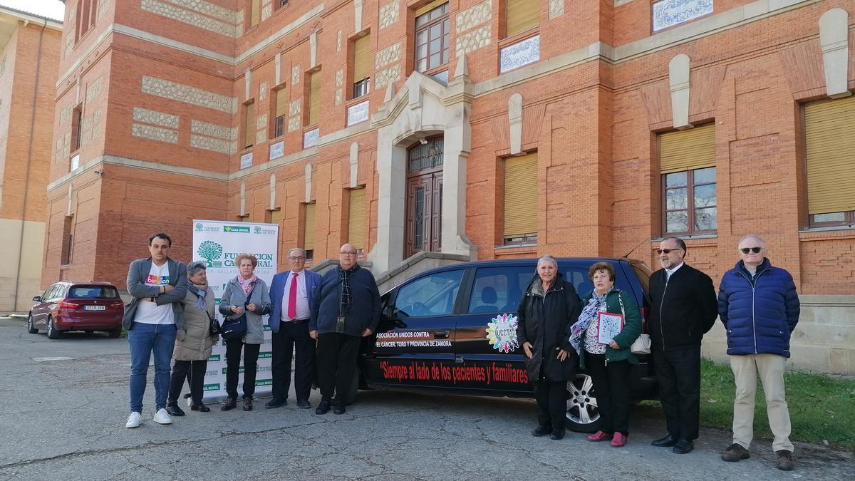 Representantes de la asociación y de Gepac y autoridades posan con el vehículo adquirido por Uccta