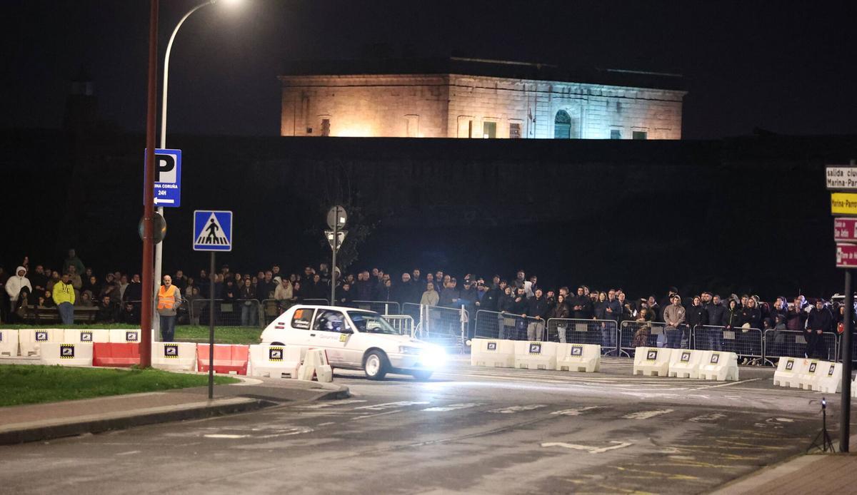 La trigésima edición del Rally de A Coruña arrancó este viernes con una presentación en O Parrote y una especial en el entorno del castillo de San Antón.