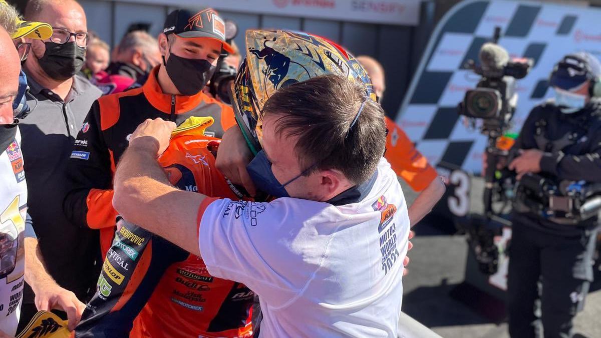 Pedro Acosta se abraza con su equipo tras conseguir el título de Moto3