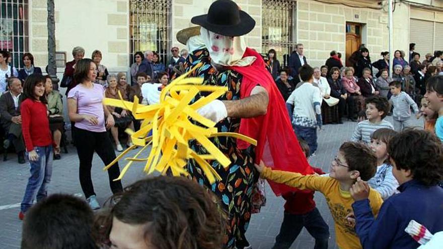 Un &quot;mucarasa&quot; espantando a los niños con una fregona ayer tarde en la plaza Mayor.