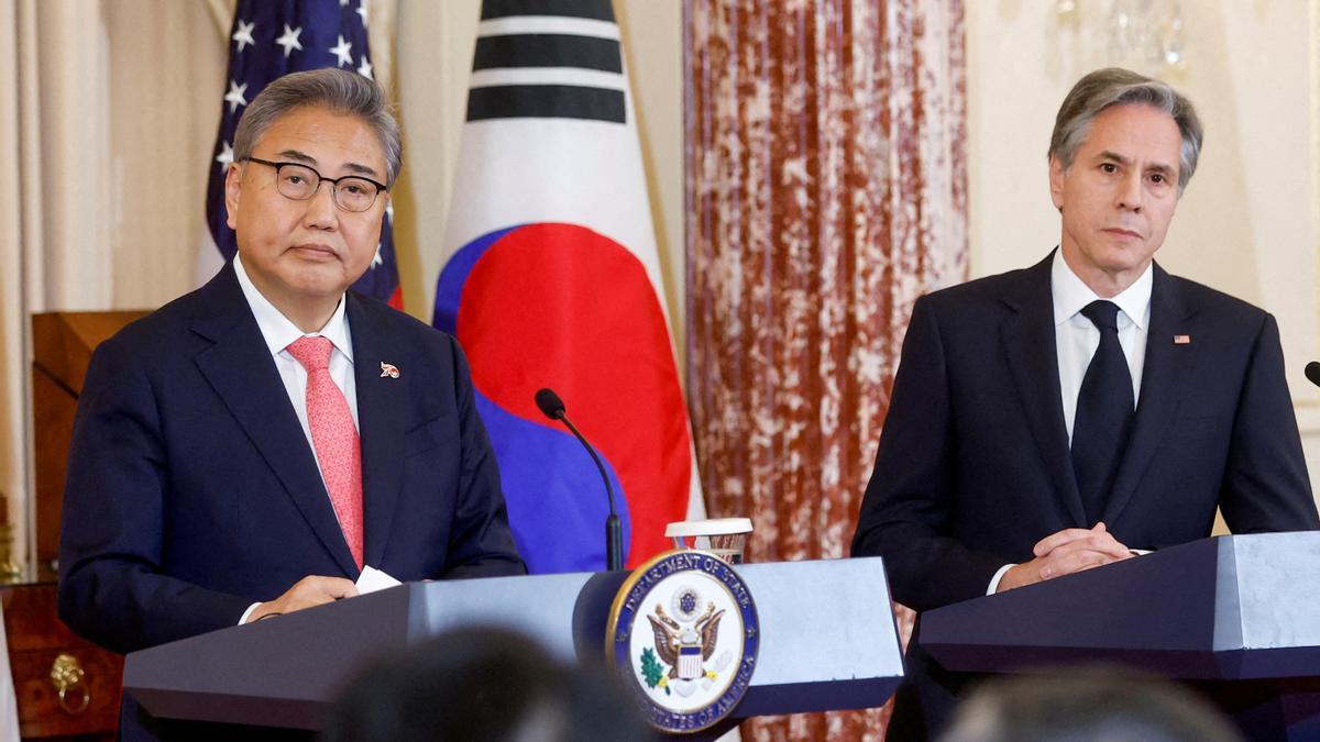 Antony Blinken, y el ministro de Relaciones Exteriores de Corea del Sur, Park Jin