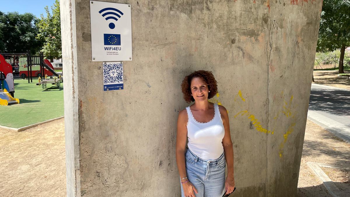 Estefanía Salinas Peral en uno de los puntos wifi