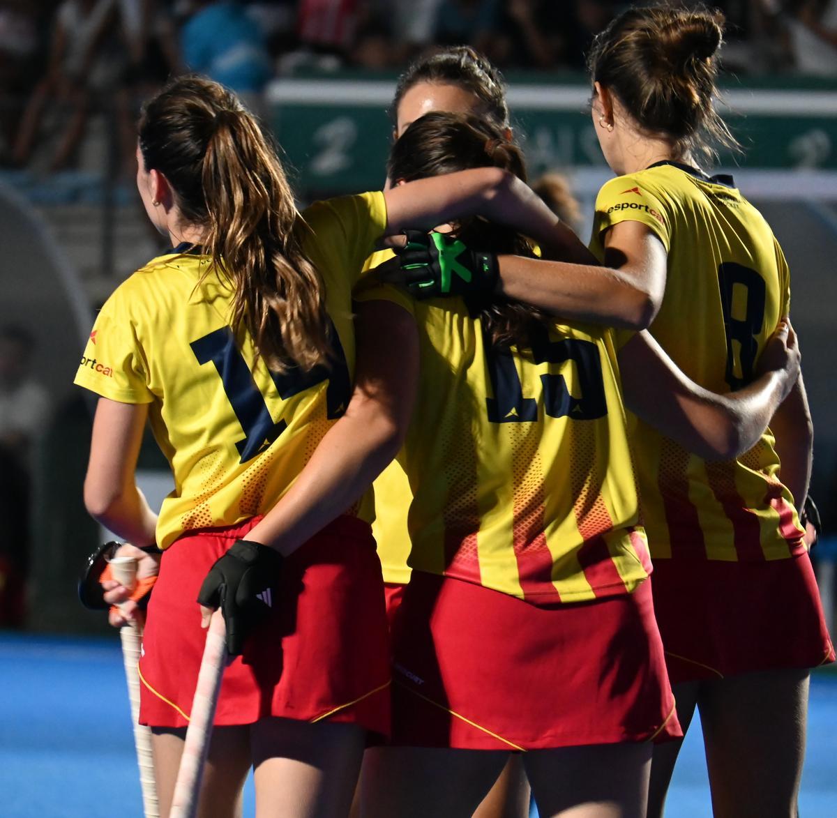La selecció catalana celebra un gol