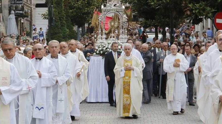El obispo Luis Quinteiro (c.), ayer, durante la procesión en Vigo. // Alba Villar