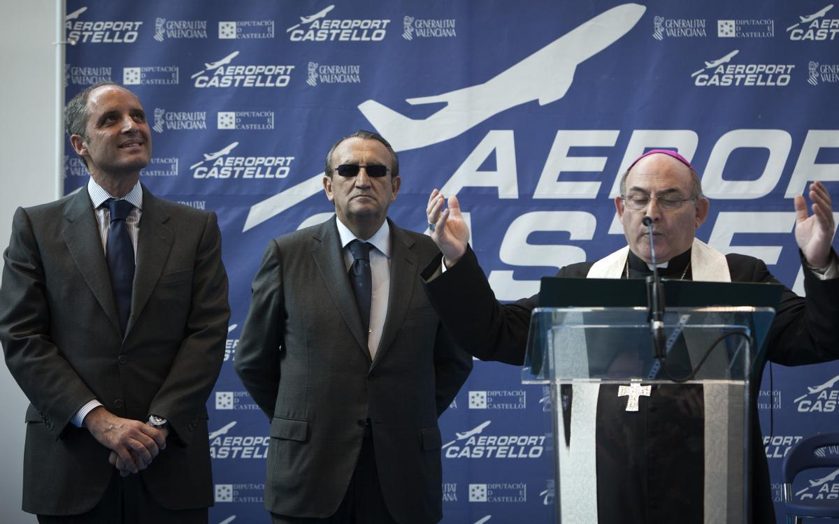 De izda. a dcha., Francisco Camps, Carlos Fabra y el obispo de Segorbe-Castellón, Casimiro López, durante la inauguración en 2011 del aeropuerto de Castellón, que no empezó a utilizarse hasta finales de 2014.
