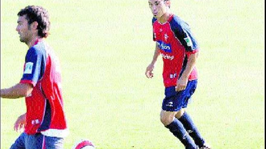 Luis Morán conduce un balón durante un entrenamiento, con Barral en primer término.
