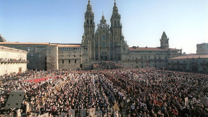 Casi 6000 gaiteiros abarrotan la plaza del Obradoiro , durante los actos de celebración de la toma de posesión de Manuel Fraga