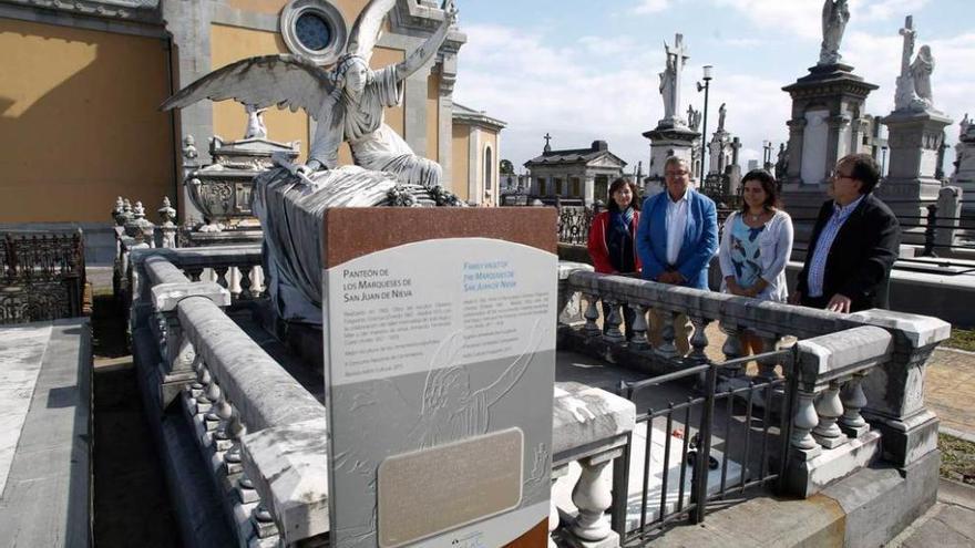 La placa escrita en braille, delante del monumento funerario; a la derecha, Sandra García, Manuel Ángel Hidalgo, Yolanda Alonso y Juan Jesús García.