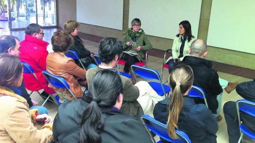 La concejala Almudena Aguín, durante su reunión con los responsables de los restaurantes.  // Faro