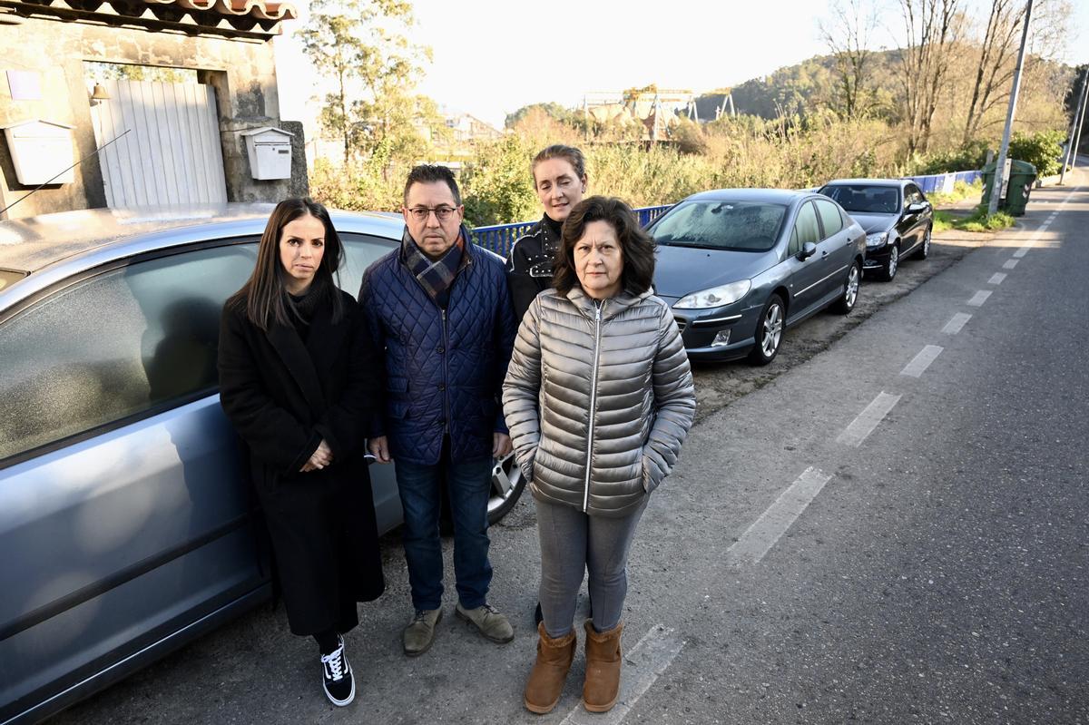 Vecinos de Lourizán en una zona de apercamientos donde estacionan y que tmeen que sean eliminados.