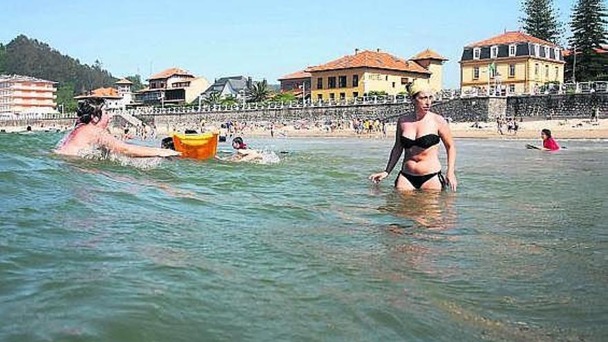 Bañistas en la playa de Santa Marina, hace unas semanas.