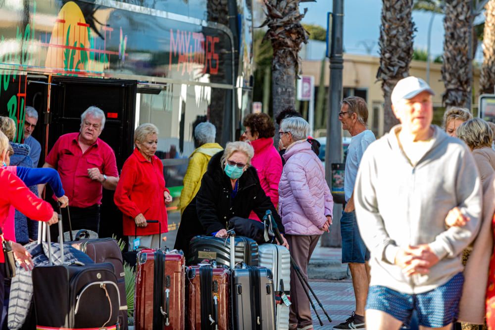 La Policía Local disuelve grupos de ingleses bebiendo en las calles de Benidorm