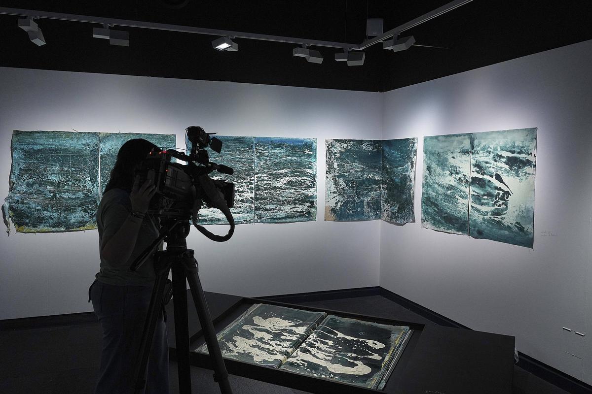 La primera sala de l'exposició "Mar de Terra, Terra de Mar" dedicada a la pintura.